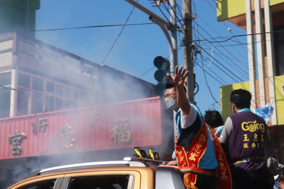 民眾鳴炮歡迎縣長王惠美車隊前來拜票的活動。（記者何國榮攝）