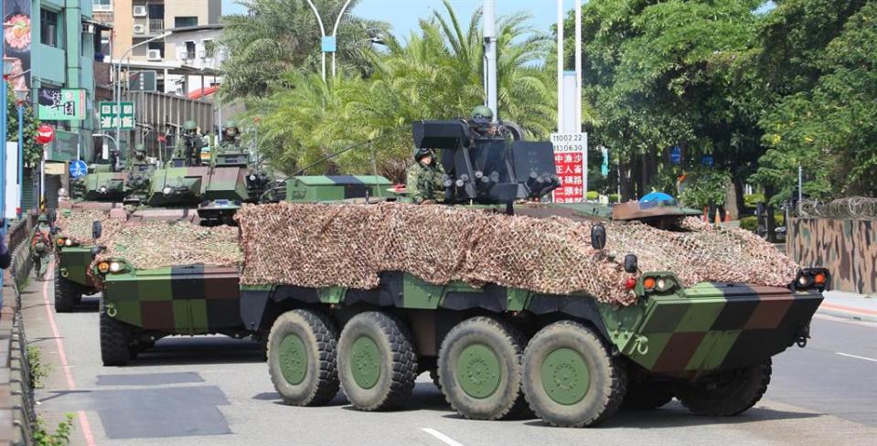 漢光37號實兵演習第2天，陸軍六軍團關指部在淡水河口展開河防操演，國造CM-33與CM-34雲豹裝甲車機動沿台二線省道進入淡水市區，實施淡水河口反滲透、反突擊實施操演。（張鎧乙攝）