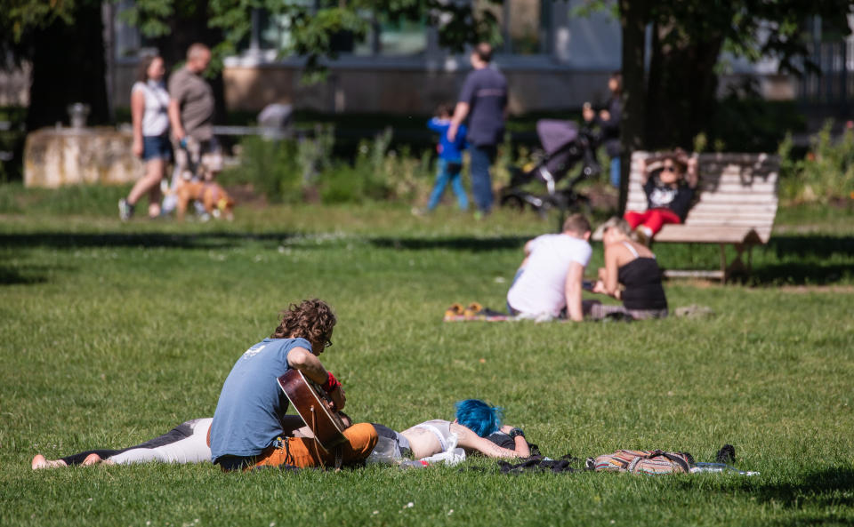 Stuttgart: Zahlreiche Menschen genießen im Kurpark die Sonne. Wenn es nach dem Bund geht, sollen schon bald wieder Gruppen bis zu einer Größe von zehn Menschen zusammenkommen dürfen. Foto: Christoph Schmidt / dpa