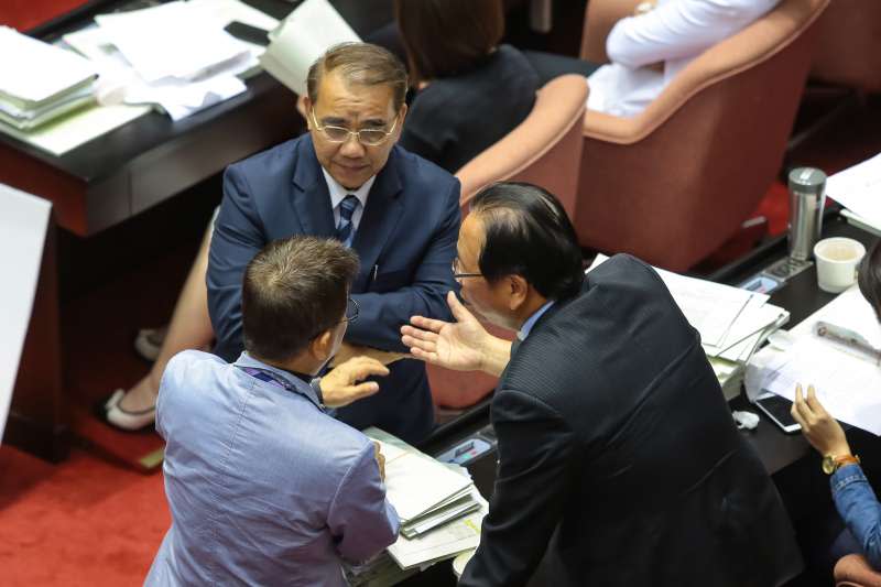 20170629-國民黨總召廖國棟、及新選當的總召林德福29日於「公立學校教職員退休資遣撫卹條例草案」三讀後於議場內交談。（顏麟宇攝）