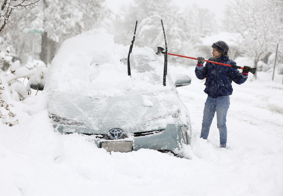 Cathy Morgan-Mace quita la nieve y el hielo de su automóvil durante una tormenta de nieve en Salt Lake City, Utah, el miércoles 22 de febrero de 2023. (Kristin Murphy/The Deseret News via AP)