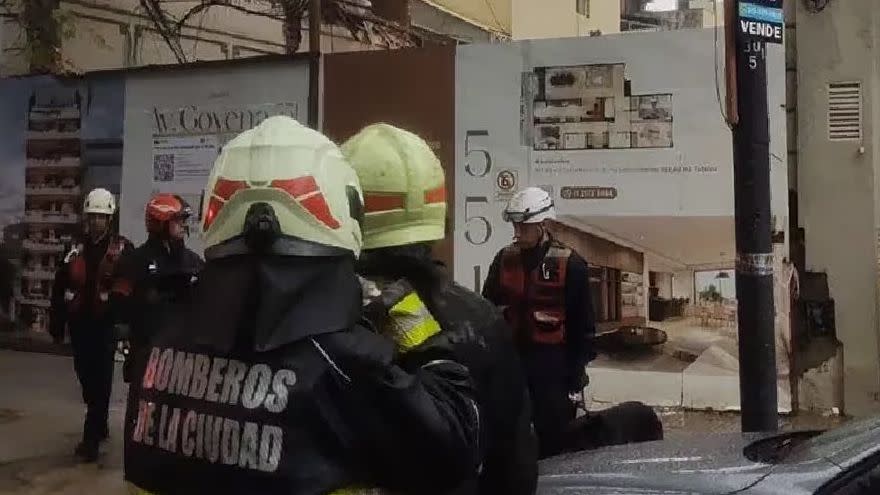 Los Bomberos trabajaron para rescatar a los atrapados.