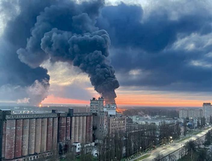 El humo se eleva desde las instalaciones de almacenamiento de petr&#xf3;leo afectadas por un incendio en Bryansk, Rusia, el lunes 25 de abril de 2022