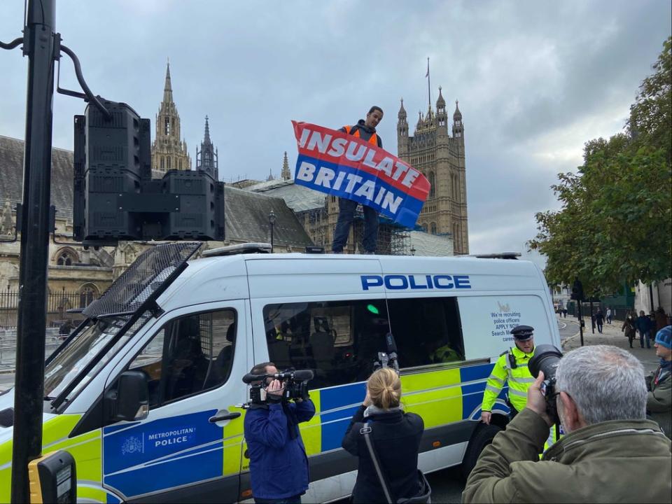 Insulate Britain protesters gather outside parliament (Thomas Kingsley / The Independent)