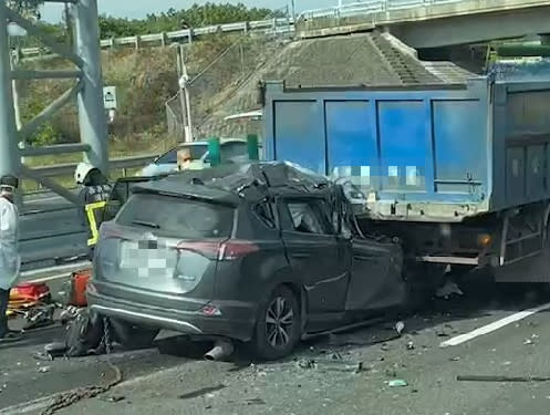 休旅車車頭撞進貨車尾端底盤，近乎全毀。（圖／翻攝自記者爆料網）