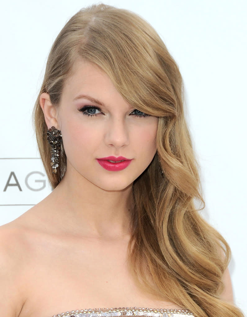 2011 : Taylor Swift avec les cheveux longs et bouclés