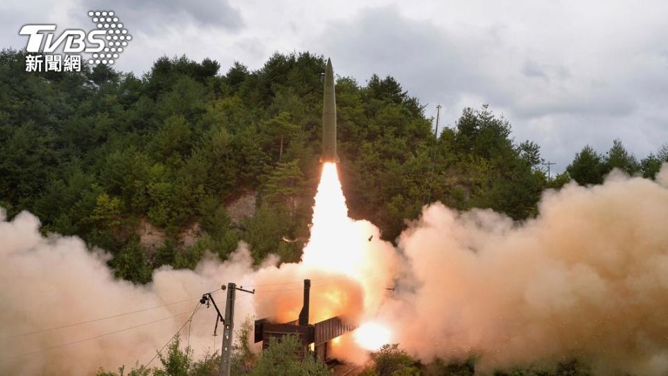 北韓媒體報導在中部山區進行列車飛彈試射。（圖／AP）