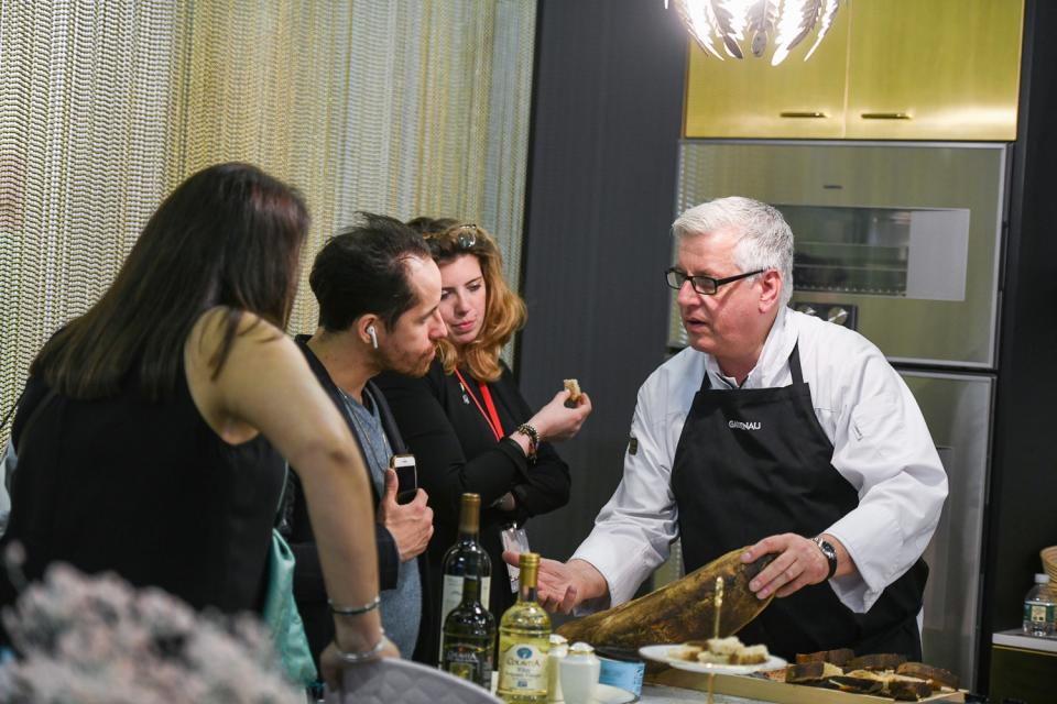 Master baker Ingo Rasche baked fresh bread in the Gaggenau oven and served it to guests with specialty butters.