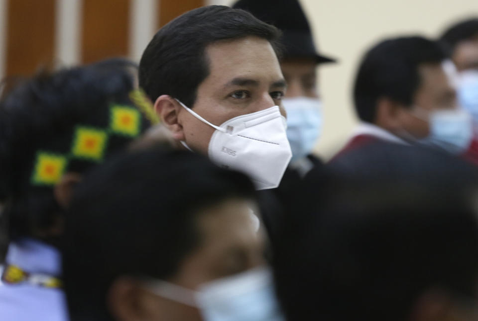 Andrés Arauz, del partido Alianza Unidos por la Esperanza, escucha a líderes indígenas evangélicos durante una parada de campaña antes de la segunda vuelta de las elecciones de abril, en Quito, Ecuador, el lunes 5 de abril de 2021. (AP Foto/Dolores Ochoa)