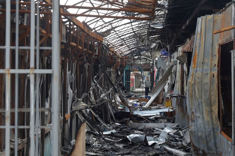 FOTO DE ARCHIVO: Un residente local junto a escombros de un mercado abierto en Severodonetsk