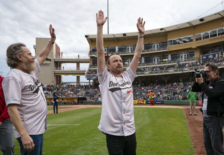 Los actores de Breaking Bad también saludaron a la multitud en su visita a un partido de béisbol de ligas menores entre los Albuquerque Isotopes y Las Vegas Aviators en Rio Grande 