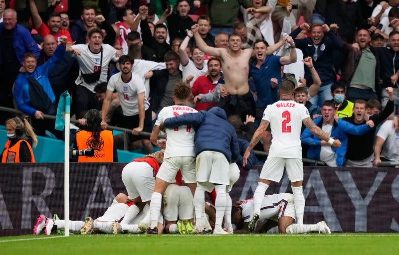 Los jugadores de Inglaterra celebran tras el gol anotado por Harry Kane en la victoria sobre Alemania para avanzar a los cuartos de final de la Eurocopa 2020, en el Estadio Wembley, Londres, Inglaterra