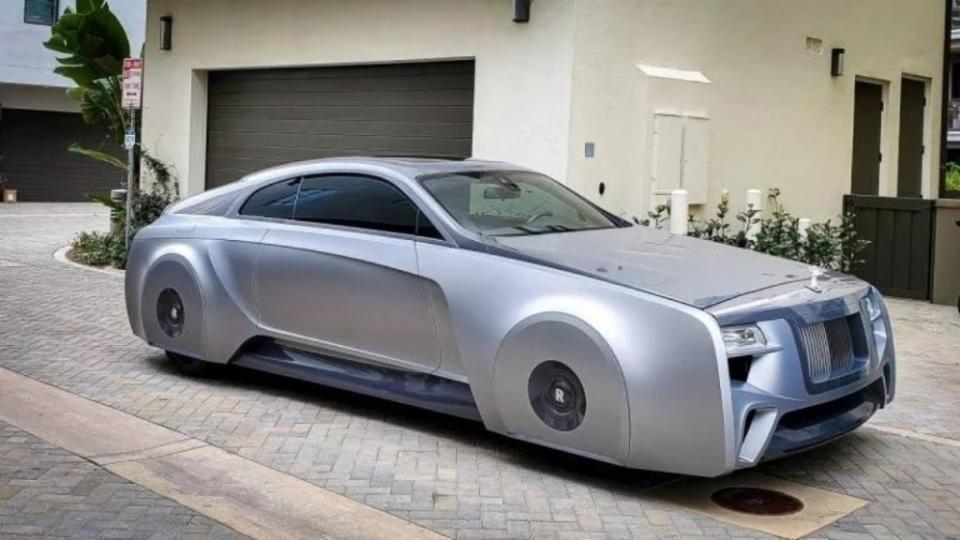 他所擁有的勞斯萊斯Wraith也經過大幅度改裝，讓車輛看起來更像是同品牌的Vision Next 100概念車。(圖片來源/ 翻攝自YT@effspot)