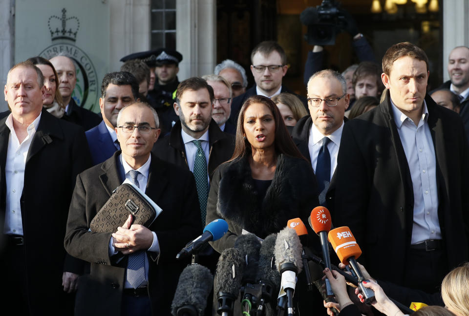 Gina Miller, la principal demandante en la batalla legal para que el Parlamento británico vote sobre la salida del país de la Unión Europea, hace declaraciones ante el Supremo en Londres, el martes 24 de enero de 2017. (AP Foto/Kirsty Wigglesworth)