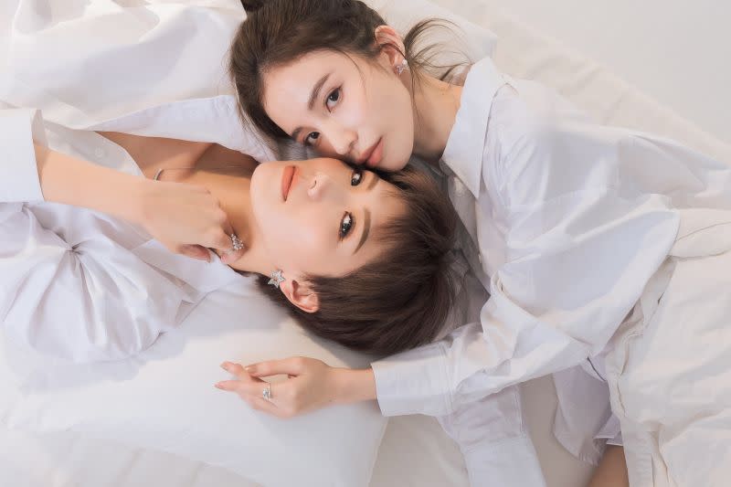 ▲《黑澀會》美眉筱婕（張甯兒）17年後變美人，合體大牙（左）拍飾品廣告。（圖／List.U提供）