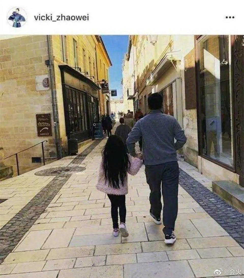 趙薇曾分享老公牽著女兒在布拉格散步的背影照。（翻攝自趙薇IG）