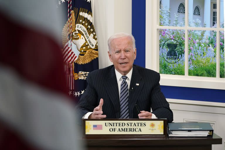 El presidente Joe Biden participa virtualmente en la Cumbre Estados Unidos-ASEAN desde la Casa Blanca en Washington, el martes 26 de octubre de 2021. (Foto AP/Susan Walsh)