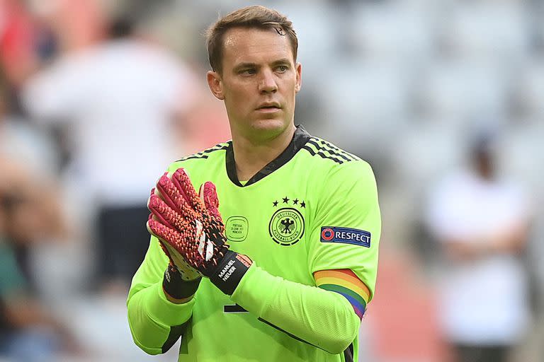 Manuel Neuer en el Allianz Arena con los colores del arcoíris en su brazalete de capitán; un político conservador le dijo que usaba un "vendaje maricón"