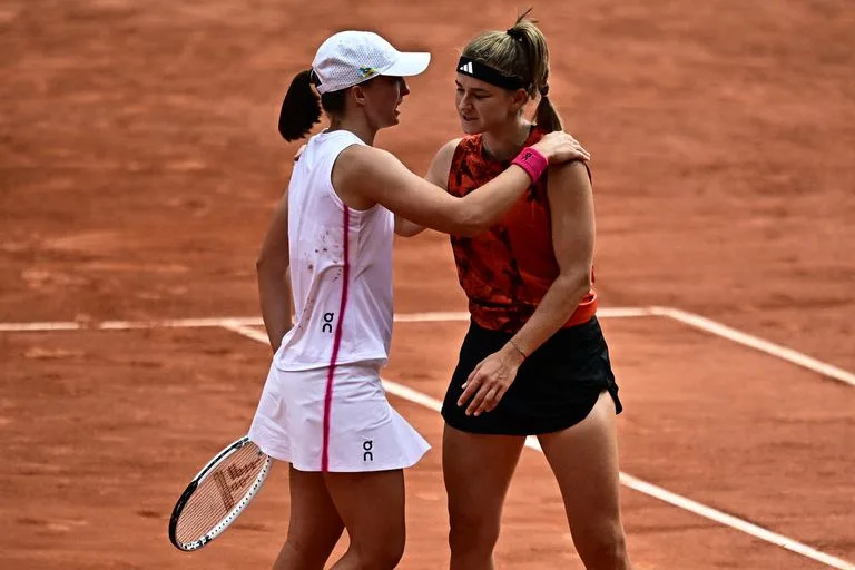 Iga Swiatek y Karolina Muchová se saludan y demuestran respeto al término de la final