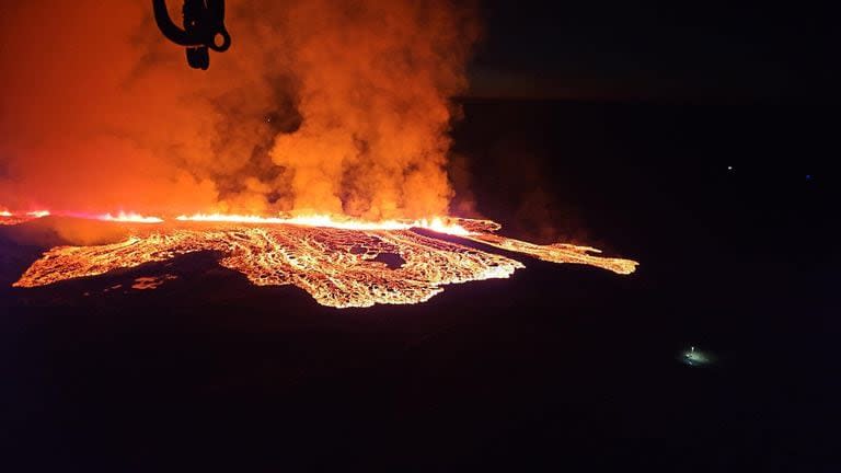 Islandia: las impresionantes imágenes del río de lava que recorre un pueblo en el suroeste
