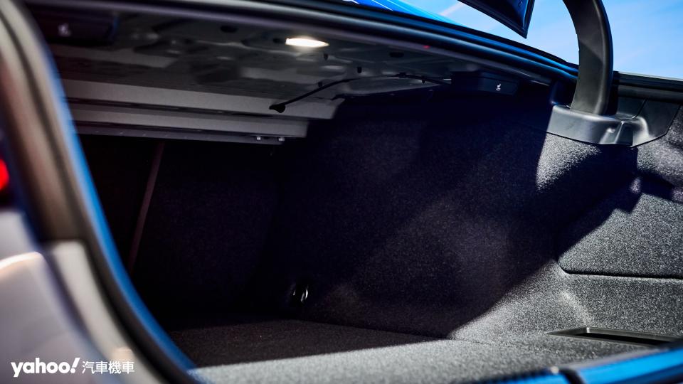 加長的車身尺碼賦予全新BMW 5系列更好的後行李廂空間收納機能。