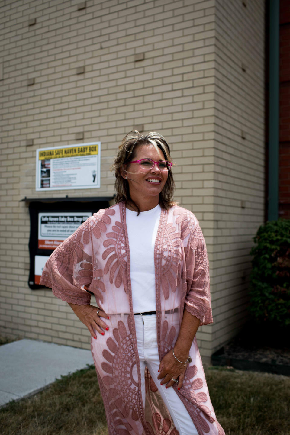 Monica Kelsey, fundadora de Safe Haven Baby Boxes, junto a uno de los buzones de entrega en una estación de bomberos de Carmel, Indiana, el 7 de julio de 2022. (Kaiti Sullivan/The New York Times).