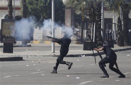 Riot police fire rubber bullets and tear gas during a demonstration at the front of Cairo University March 26, 2014. REUTERS/Amr Abdallah Dalsh