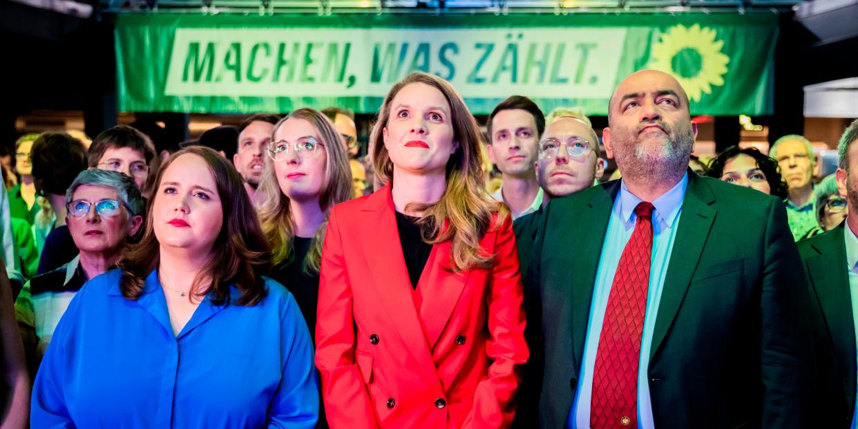 Ricarda Lang und Omid Nouripour, Parteivorsitzende der Grünen, und Terry Reintke, Spitzenkandidatin der Partei bei der Europawahl, haben wenig Grund zum Feiern.<span class="copyright">Christoph Soeder/dpa</span>