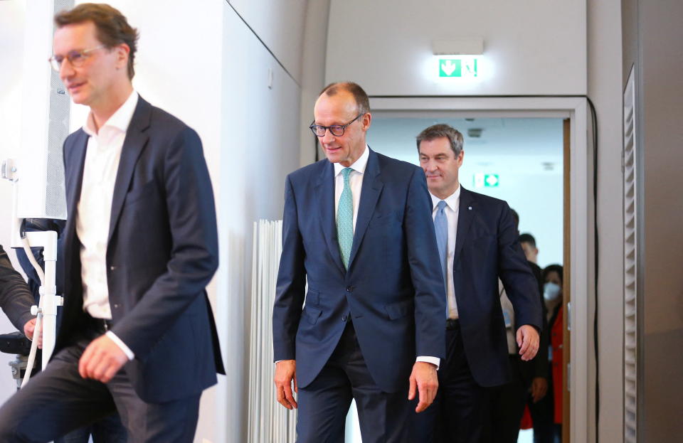 Die drei Rivalen um die Spitzenkandidatur der Union: Hendrik Wüst (links), Friedrich Merz und Markus Söder nach einer Pressekonferenz in Köln (Bild: REUTERS/Thilo Schmuelgen)