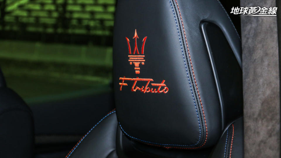 前座頭枕的電繡圖騰採用橘色處理，呼應Levante Modena S F Tributo Edition外觀車色。(攝影/ 陳奕宏)