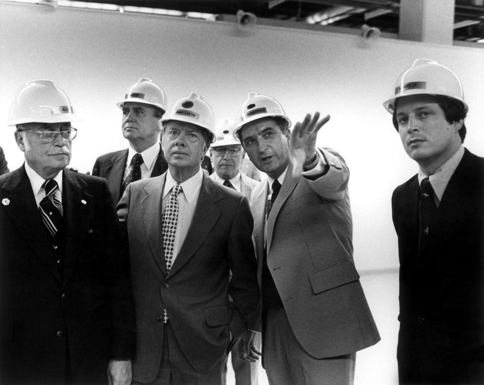 President Jimmy Carter visits Oak Ridge on May 22, 1978, accompanied by U.S. Rep. Al Gore, far right. Talking to the President is Union Carbide executive Ken Sommerfeld. (Department of Energy)