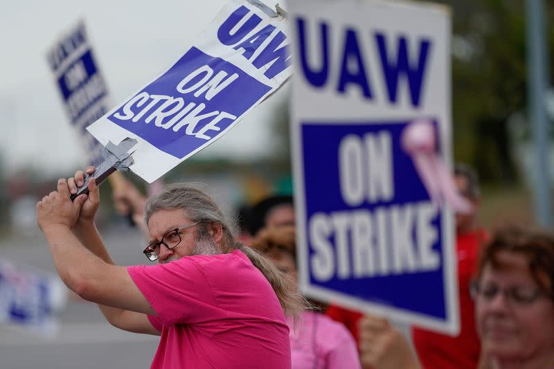 FOTO DE ARCHIVO: Trabajadores de montaje de General Motors hacen piquetes fuera de la planta de General Motors Bowling Green durante la huelga nacional de United Auto Workers (UAW) en Bowling Green, Kentucky