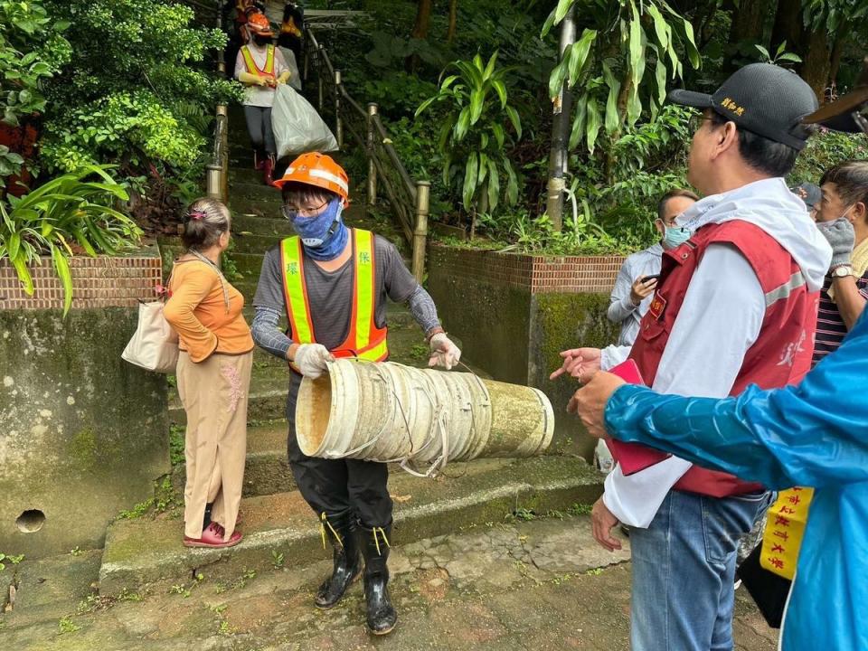 副市長劉和然親自帶隊，針對高風險區進行孳生源清除與容器減量。   圖：新北市衛生局/提供