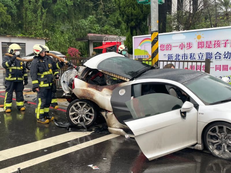 ▲千萬奧迪跑車自撞電線桿釀1死。（圖／翻攝畫面）