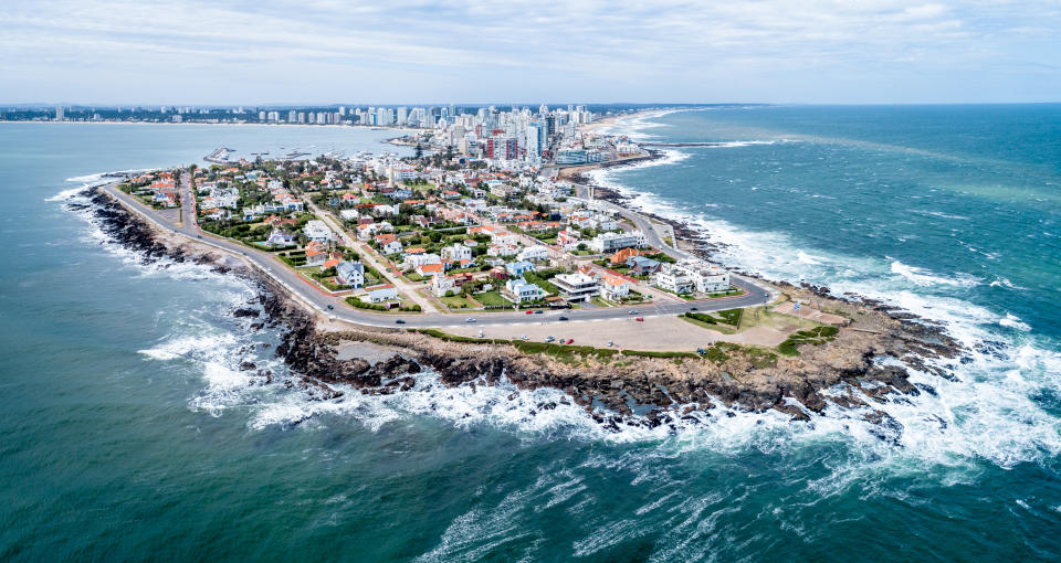 Vista de Punta del Este en Maldonado, Uruguay, uno de los destinos vacacionales más populares y deseados de Sudamérica. Foto: Getty Image. 