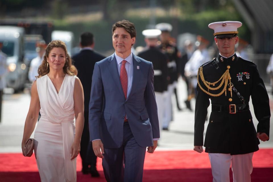 El primer ministro canadiense Justin Trudeau y su esposa caminan por la alfombra roja en la ceremonia de inauguración de la Cumbre de las Américas.
