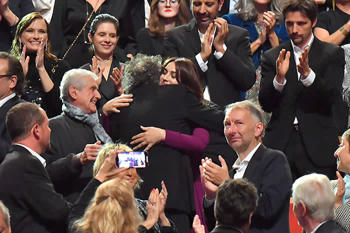 Tim Burton se abraza a la actriz italiana Monica Bellucci