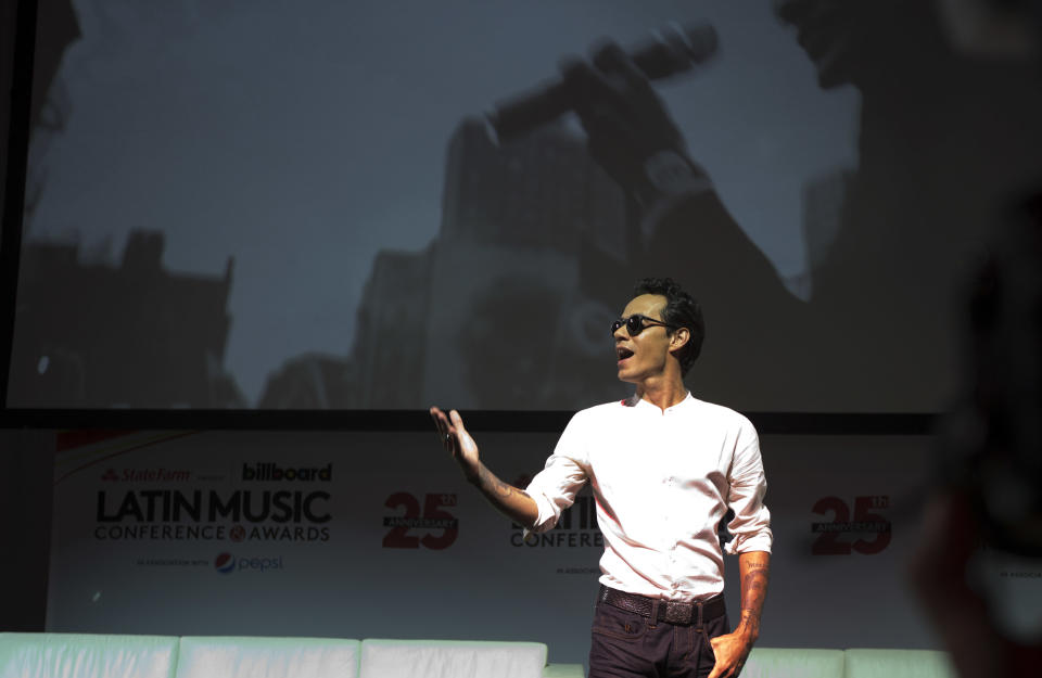 Marc Anthony llega a su sesión de preguntas en la Conferencia Billboard de la Música Latina en Miami el miércoles 23 de abril de 2014. (Foto AP/J Pat Carter)