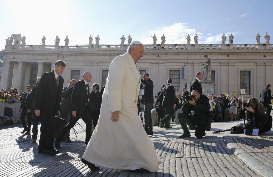 Pope Francis walks as he arrives to lead the weekly audience in Saint Peter's Square at the Vatican February 18, 2015. REUTERS/Giampiero Sposito (VATICAN - Tags: RELIGION)