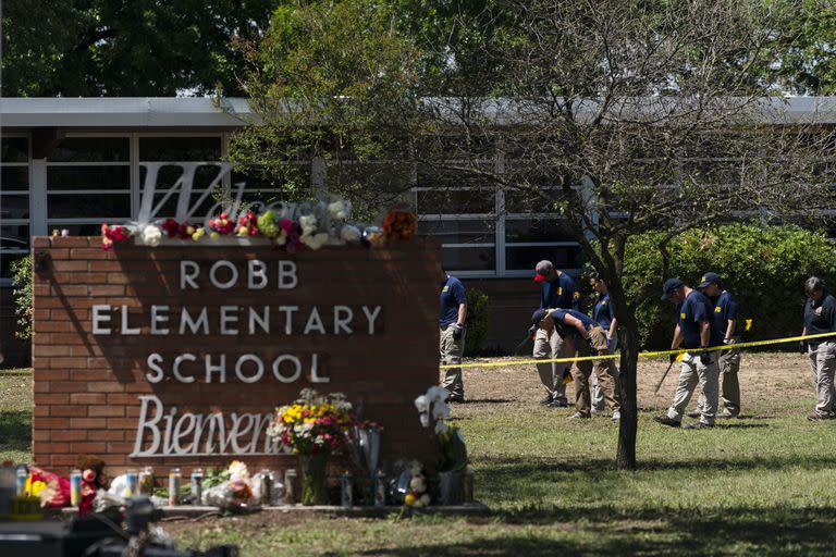 El frente de la Escuela Primara Robb, en Uvalde, Texas