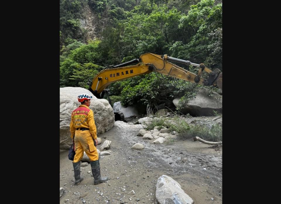 花蓮強震後，消防局特搜大隊持續進行砂卡礑步道搜救行動，由於找到的男鞋和手套經家屬確認，並不屬於澳籍新加坡夫妻，加上有遊客提供當天影片看到2人位置，搜索熱區鎖定在0.5公里處。（圖／花蓮縣消防局提供）