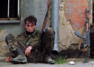 <p>Un soldado del ejército de Bosnia descansa junto a un muro antes de regresar a casa después de que su unidad capturara una ciudad estratégica de las fuerzas serbias en octubre de 1995. (Foto: Chris Helgren / Reuters). </p>