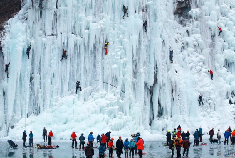 Members of a mountaineering club climb the ice cliff in Wonju. -/YNA/dpa