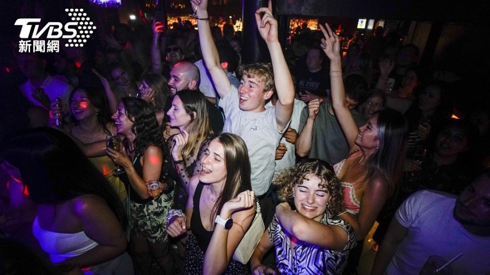 許多英國年輕人泡在夜店裡尋歡作樂，高聲吶喊「我要跳舞」。（圖／達志影像美聯社）
