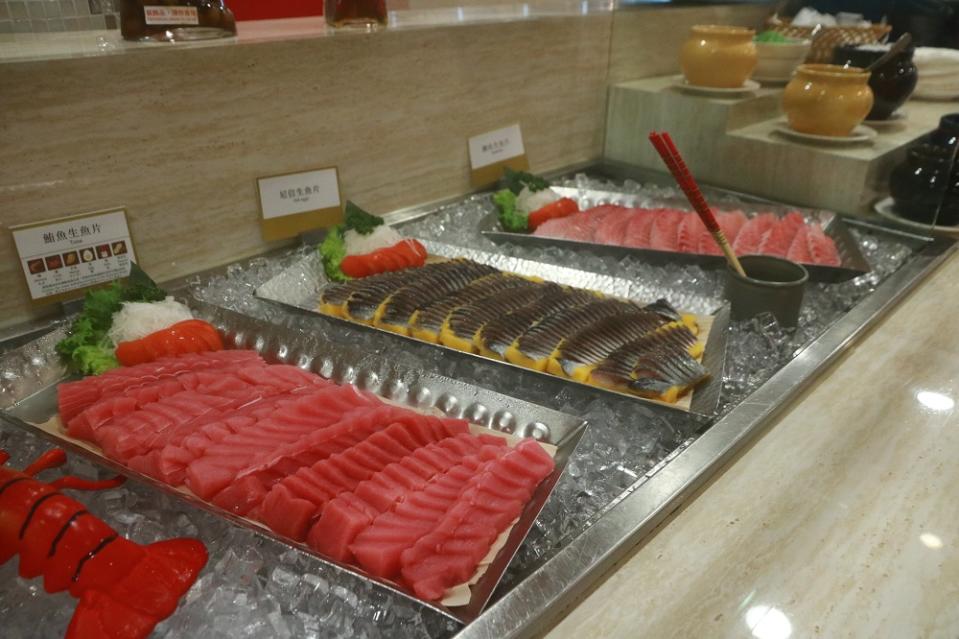 ▲日韓料理比不可少的生魚片吃到飽。(記者蘇峯毅拍攝)