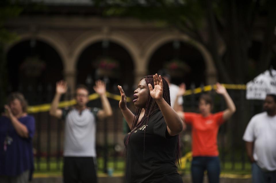 Police fatally shoot Philando Castile in Falcon Heights, Minn.