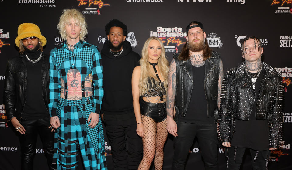 SCOTTSDALE, ARIZONA - FEBRUARY 11: (L-R) Justin Lyons, Machine Gun Kelly, SlimmXX, Sophie Lloyd, Steve 