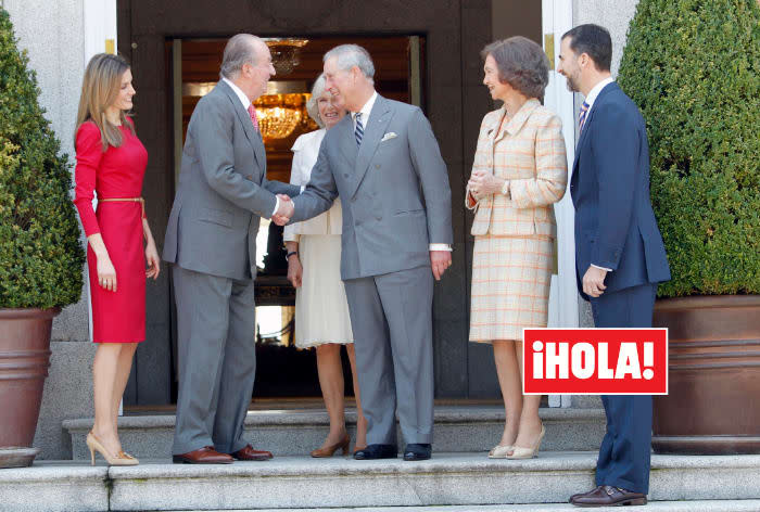 Don Juan Carlos y doña Sofía con don Felipe y doña Letizia recibiendo a Carlos de Inglaterra y su esposa