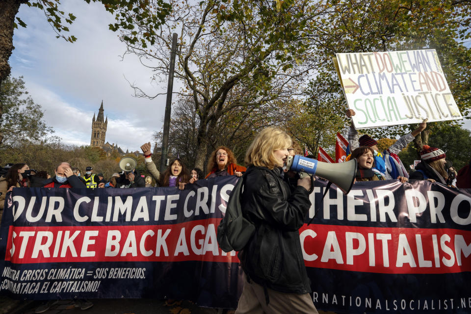 Manifestantes en la cumbre del clima en Glasgow, Escocia, el 5 de noviembre de 2021. En la conferencia, varios bancos, inversionistas y empresas prometieron reducir sus emisiones de gas de efecto invernadero. (Kieran Dodds/The New York Times).