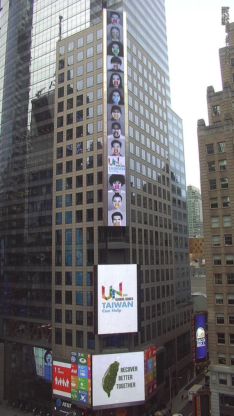 第75屆聯合國大會15日開幕，紐約時報廣場的路透社大樓外牆秀出台灣廣告，強調台灣有能力協助實現聯合國永續發展目標。（駐紐約辦事處提供）